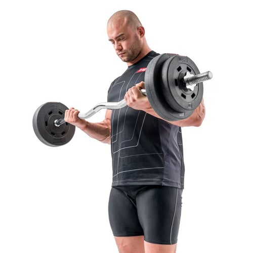 Mężczyzna wykonujący uginanie ramion ze sztangą z obciążeniami – wizualizacja, jaki zestaw obciążeń sprawdzi się do budowania siły.