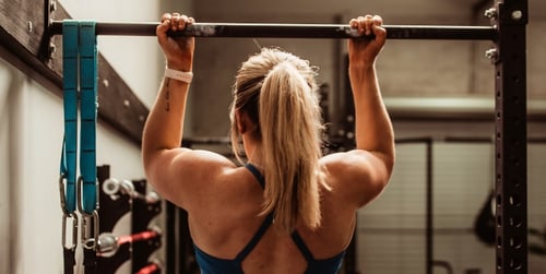 Podciąganie podchwytem – technika i efekty. Jak poprawnie trenować biceps i plecy?