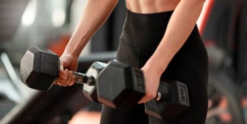 Trening z hantlami dla początkujących – od czego zacząć?