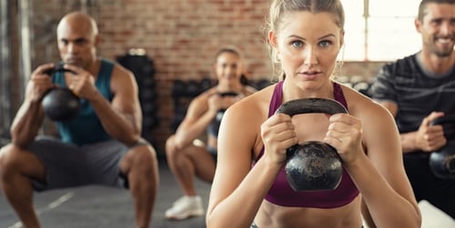 Sprawdzone ćwiczenia z kettlebell na brzuch — poradnik trenera