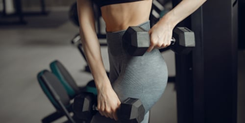 Ćwiczenia na brzuch z hantlami – skuteczny trening w domu i na siłowni