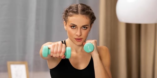 Najlepsze ćwiczenia na barki z hantlami - plan treningowy