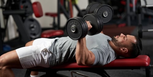 8 najlepszych ćwiczeń na klatę z hantlami - poradnik trenera