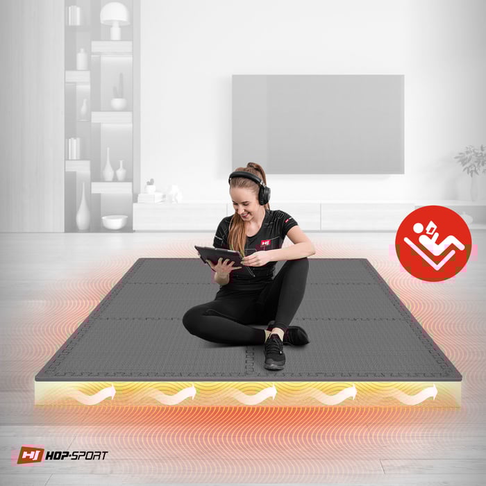 Dziewczyna siedzaca na szarej macie Puzzle