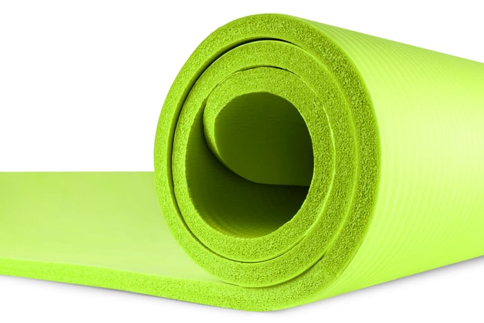 Zbliżenie na strukturę maty NBR 1,5 cm w kolorze zielonym marki Hop-sport
