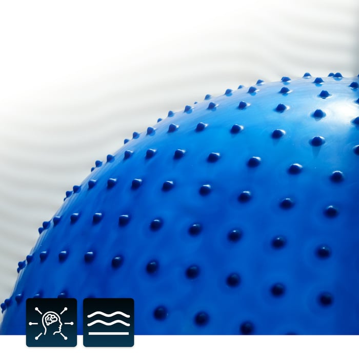 zbliżenie na wypustki niebieskiej piłki gimnastycznej z wypustkami o średnicy 65cm marki Hop-Sport