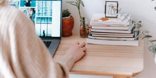 Ćwiczenia rozciągające dla osób pracujących zdalnie