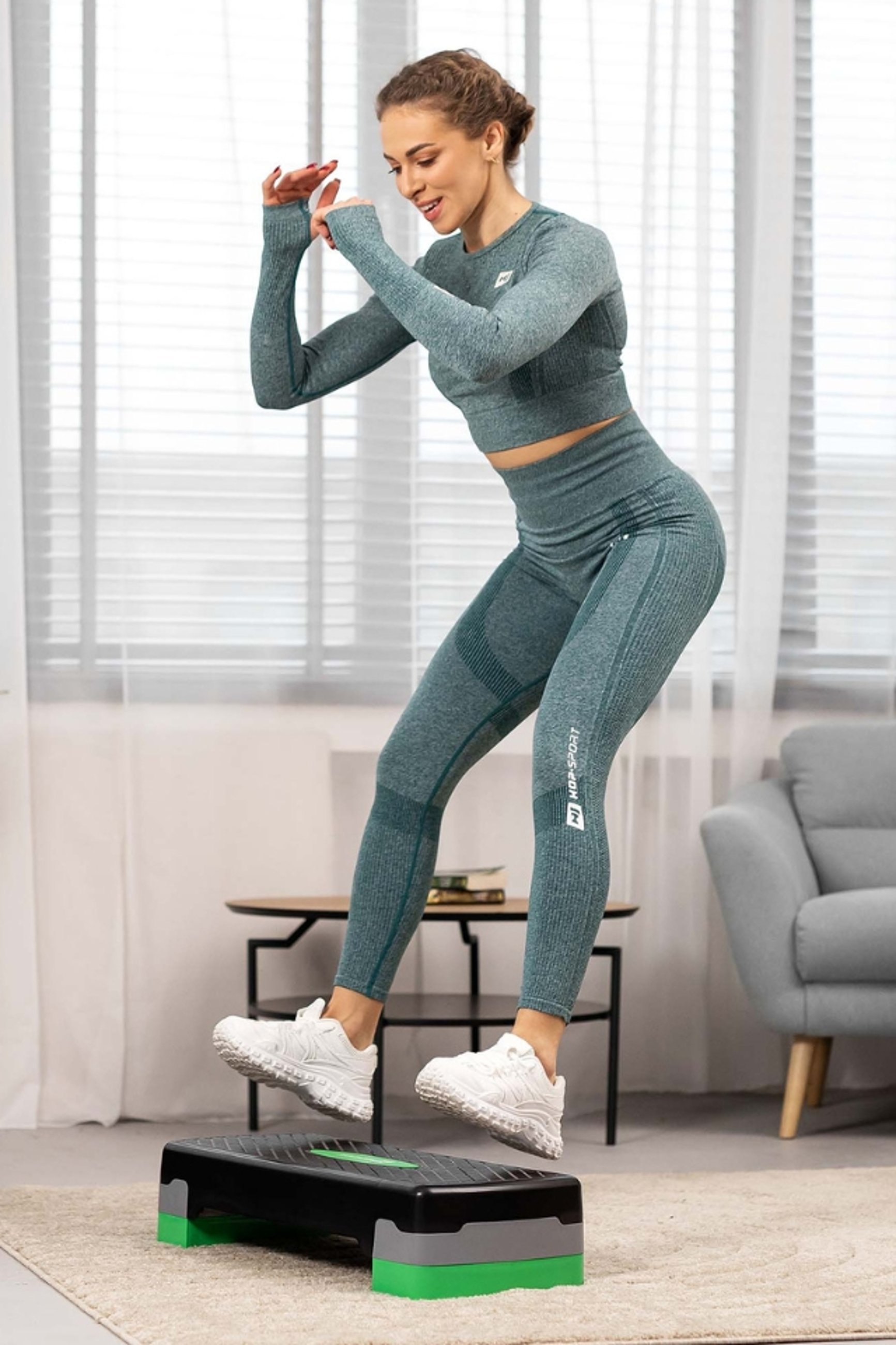modelka ćwicząca na stepie do aerobiku marki Hop-Sport