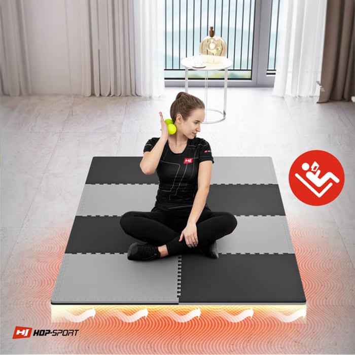 Dziewczyna siedzaca na czarno-szarej macie Puzzle Hop-Sport 2cm 8 sztuk