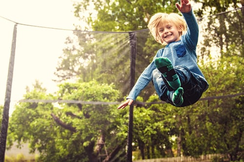 Poczuj się jak dziecko - Ćwiczenia na trampolinie