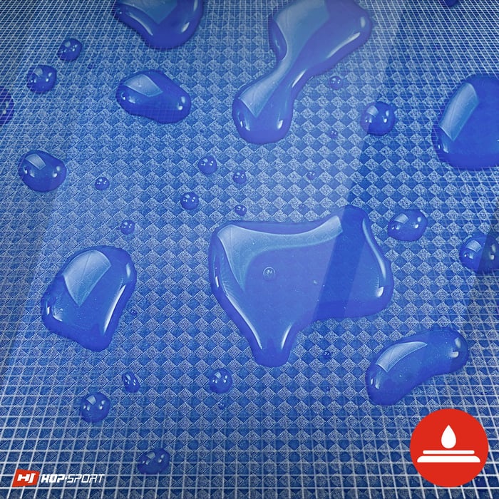 Zbliżenie na wodoodporną powłokę materaca gimnastycznego Hop-Sport w kolorze niebieskim