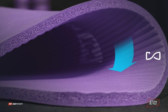 Pokazana elastyczność maty NBR 1,5 cm w kolorze fioletowym marki Hop-sport