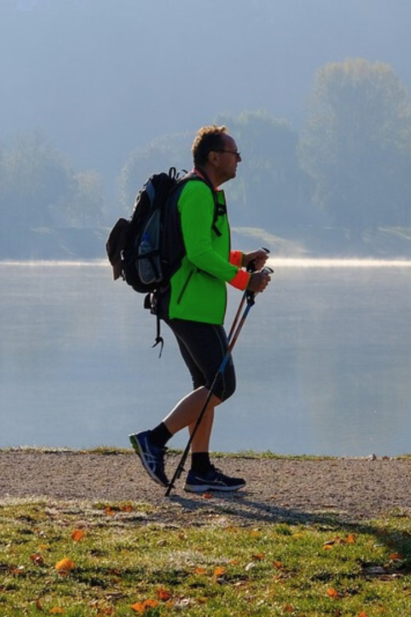 mężczyzna podczas trekkingu z kijami trekkingowymi