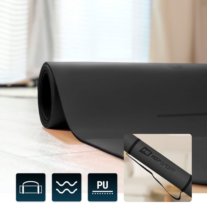 zbliżenie na zwiniętą mate do jogi czarną marki Hop-Sport z widocznym paskiem transportowym