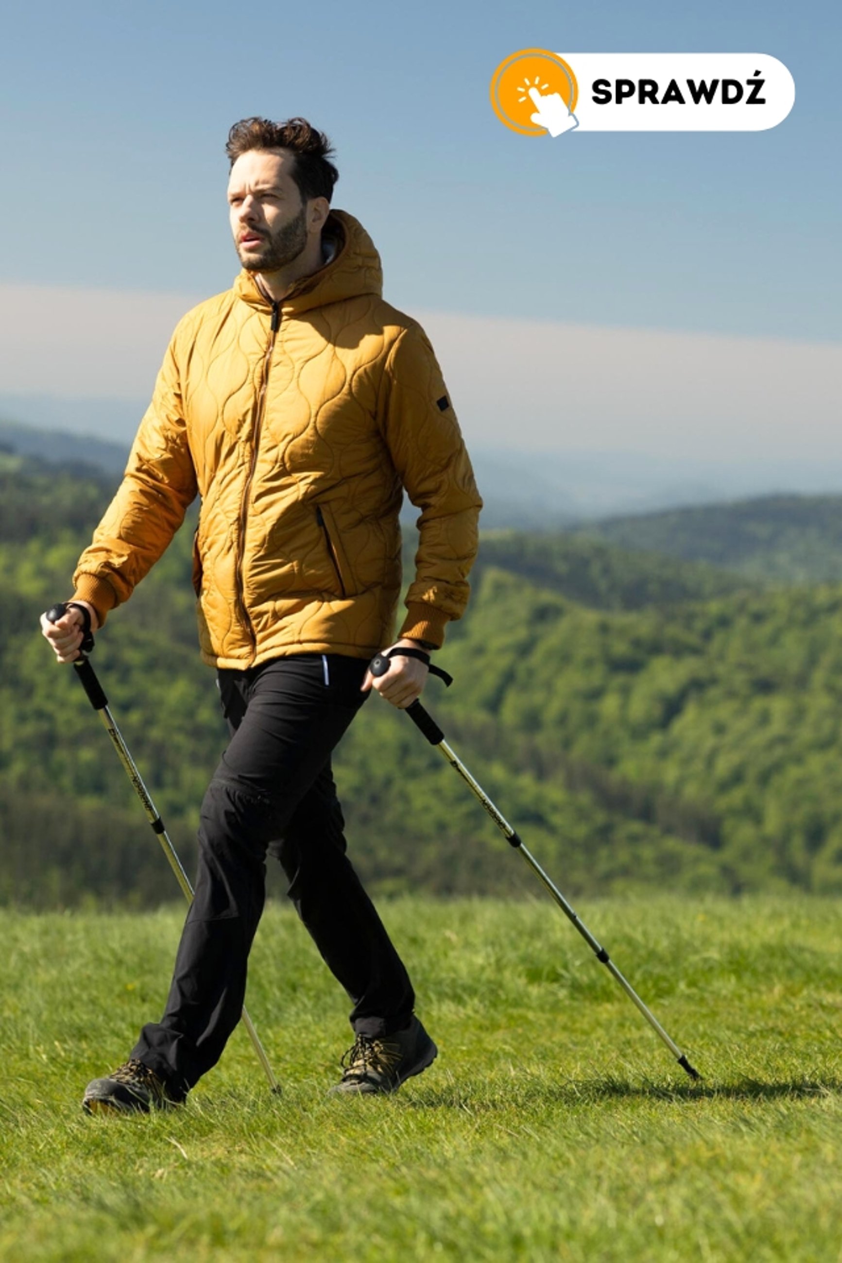 mężczyzna podczas spaceru z kijami trekkingowymi marki Hop-Sport