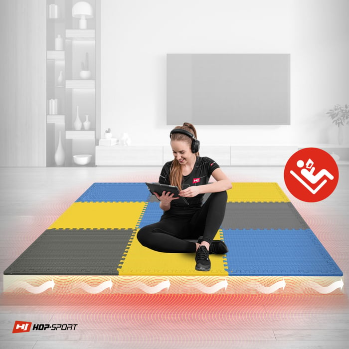 Dziewczyna siedzaca na macie Puzzle Hop-Sport szaro-niebiesko-żółtej
