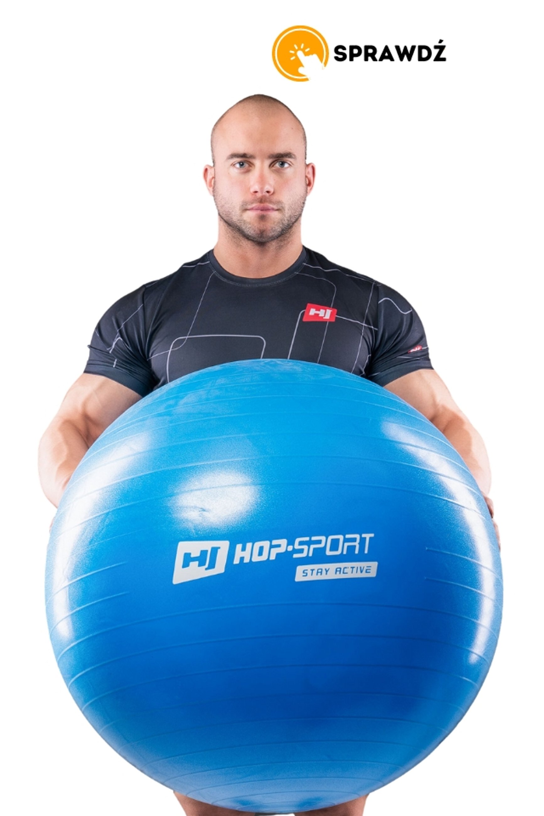 model trzymający piłkę gimnastyczną Hop-Sport niebieską