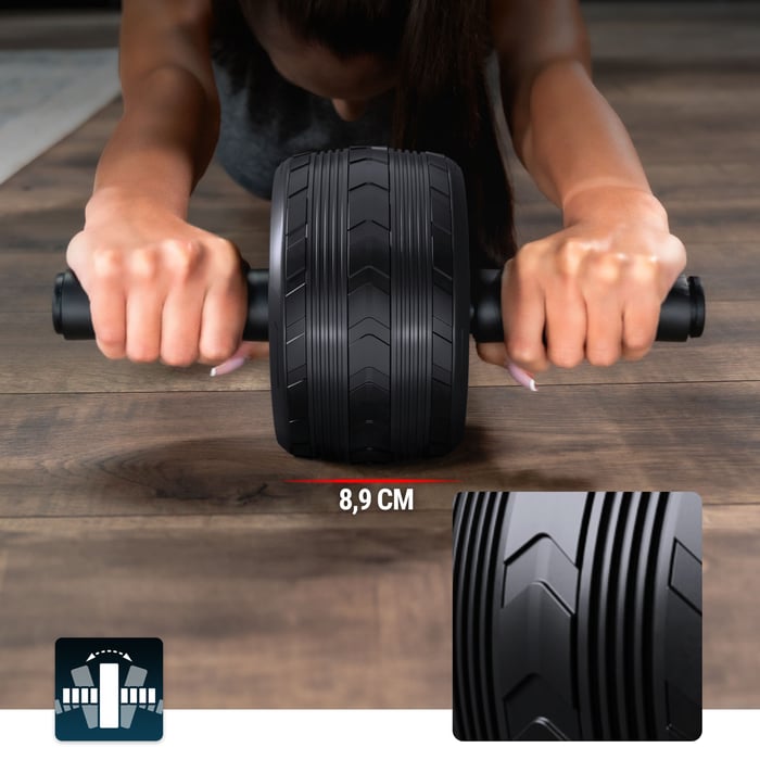modelka ćwiczy z kołem do mięśni brzucha marki Hop-Sport w kolorze czarno-szarym