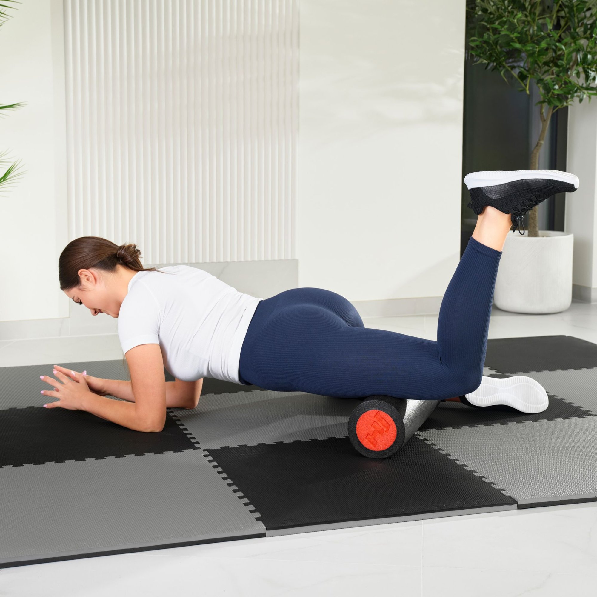 Roller do masażu wykonany z pianki EPE czarno-czerwony