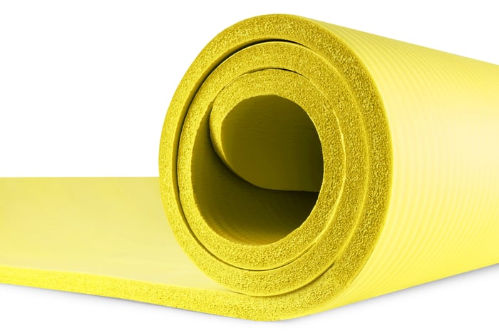 Zbliżenie na strukturę maty NBR 1,5 cm w kolorze żółtym marki Hop-sport
