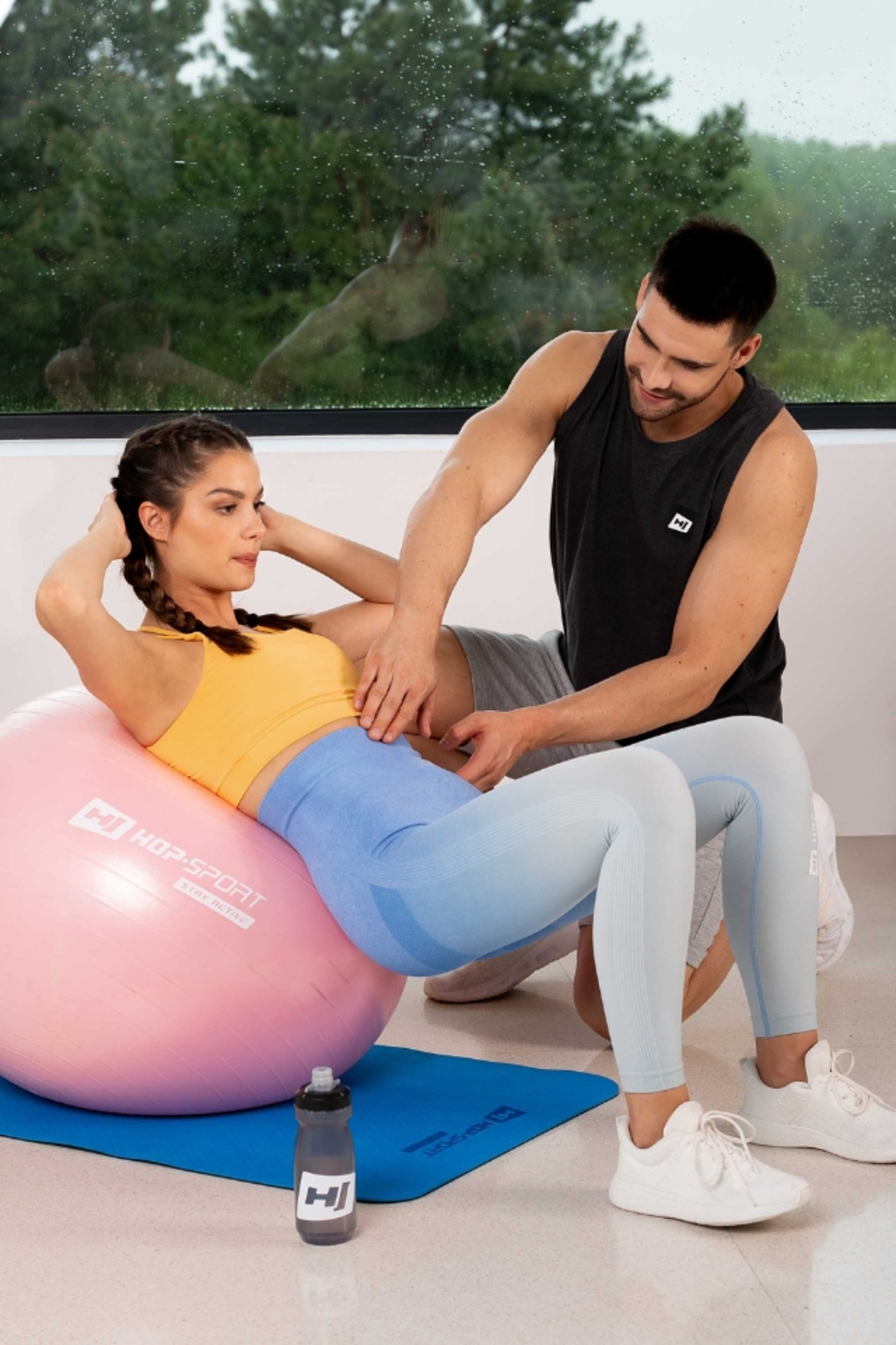 ćwiczenia na mięśnie brzucha w domu z akcesoriami fitness