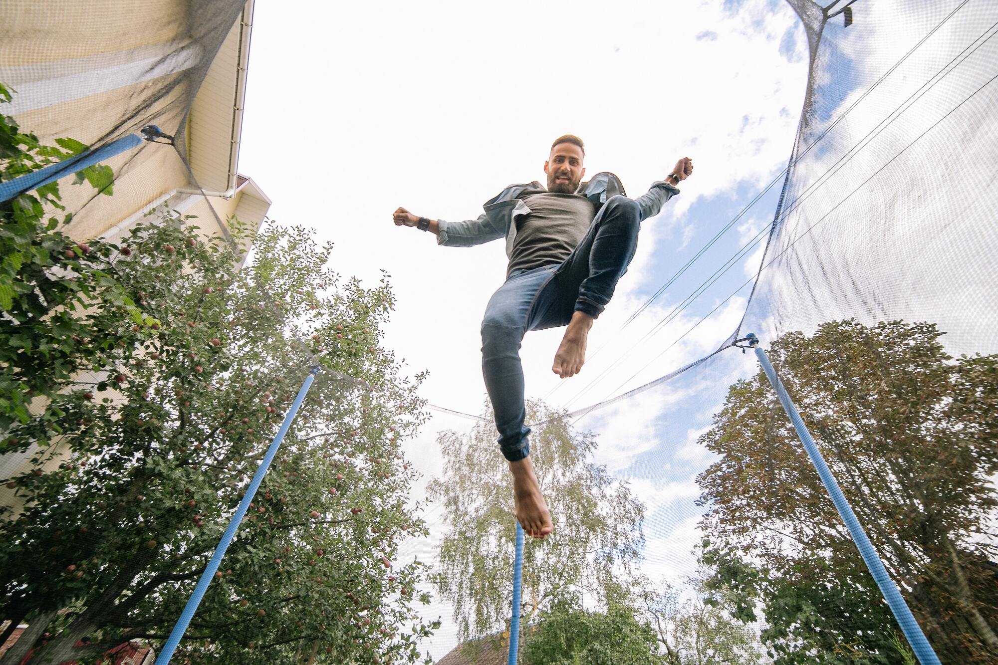 Skoki na trampolinie ogrodowej