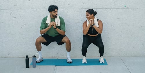 Pilates przy ścianie – co to jest i jakie daje efekty?