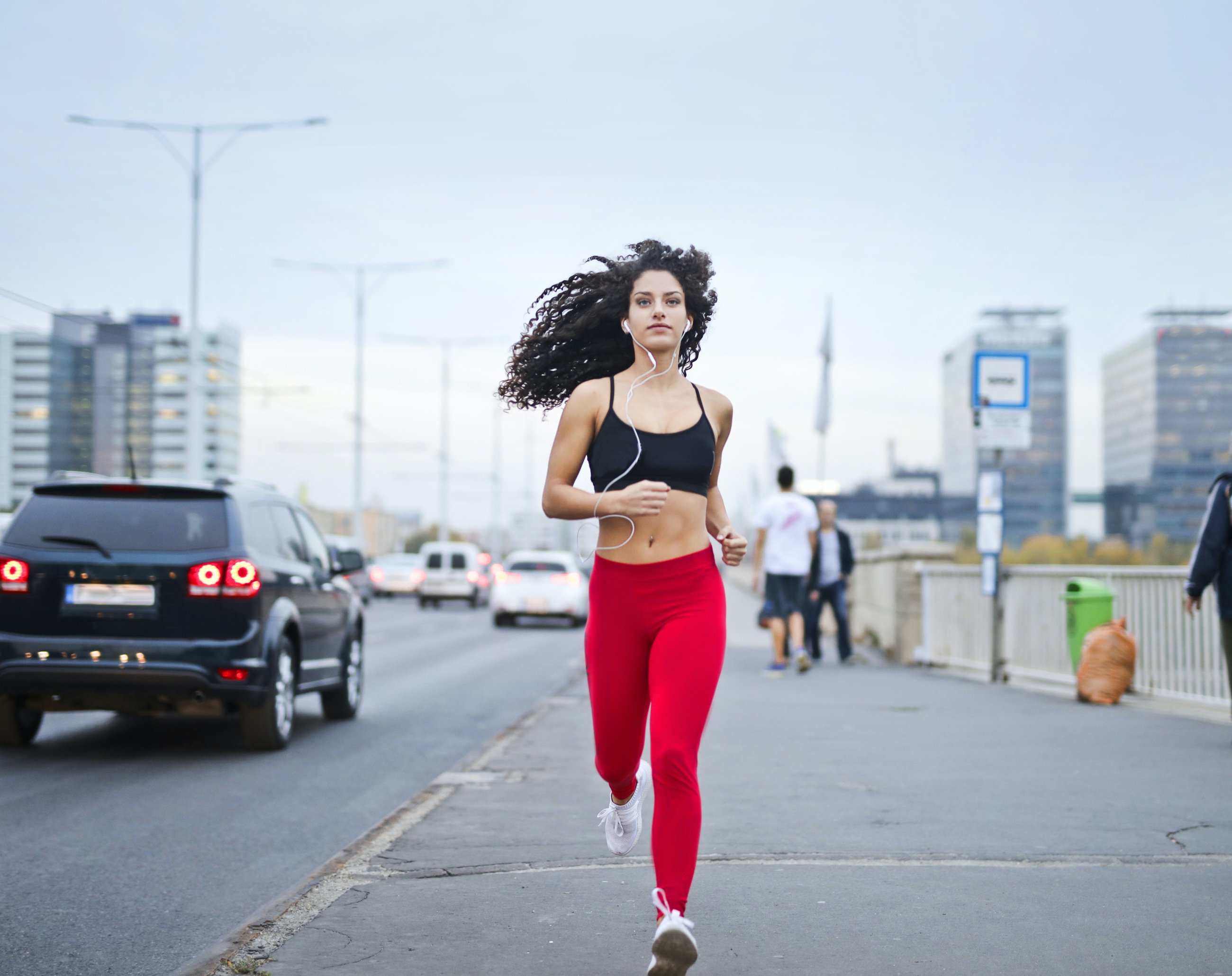 Domowe treningi dla biegaczy – jak wzmocnić formę i poprawić swoje wyniki