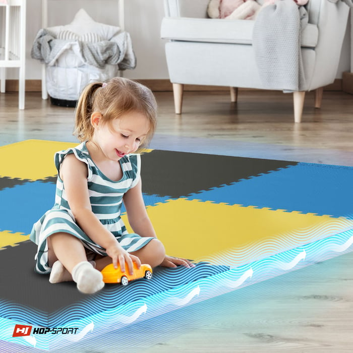 Dziecko siedzące na macie puzzle Hop-Sport szaro-niebiesko-żółtej