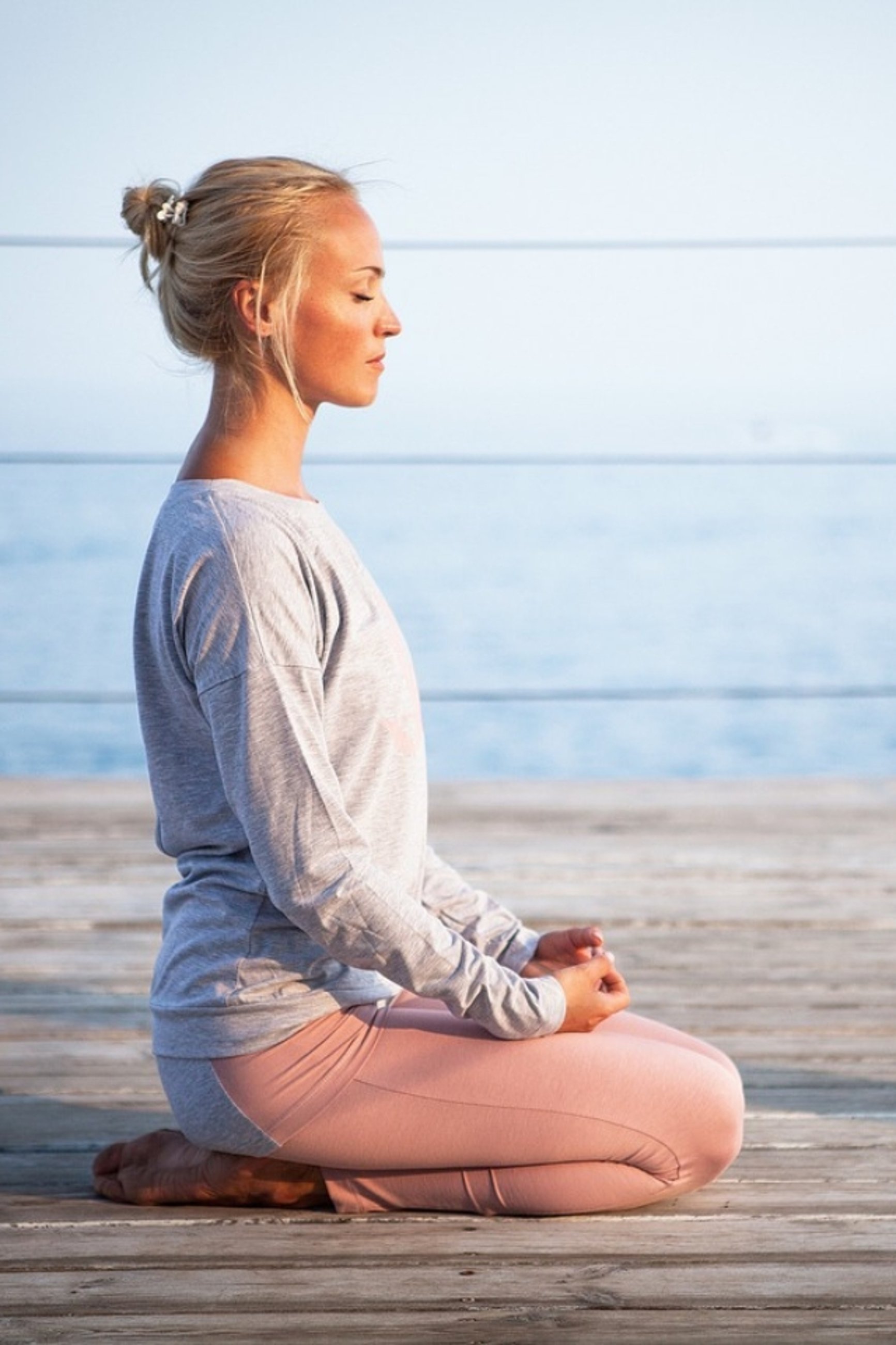 kobieta wykonująca trening autogenny Schultza, medytację na świeżym powietrzu