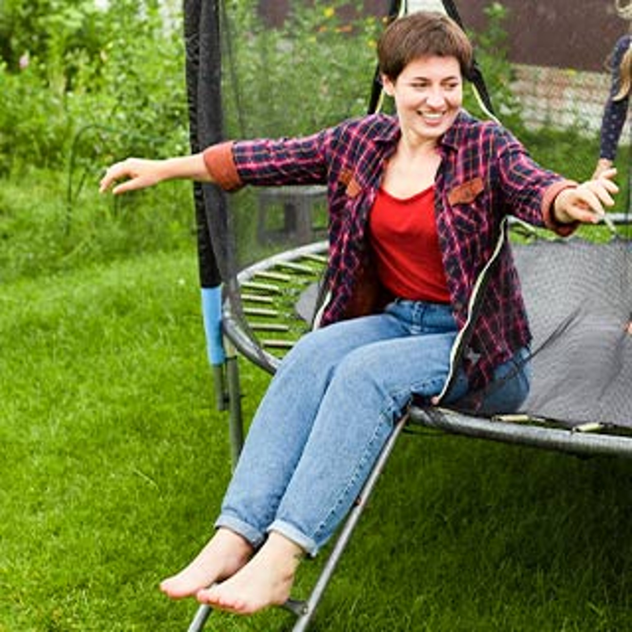 kobieta na trampolinie ogrodowej