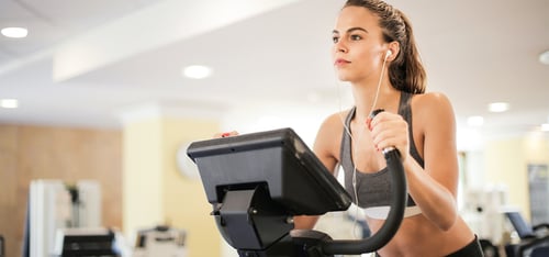 Trenażer eliptyczny – co daje trening na orbitreku? Efekty i korzyści