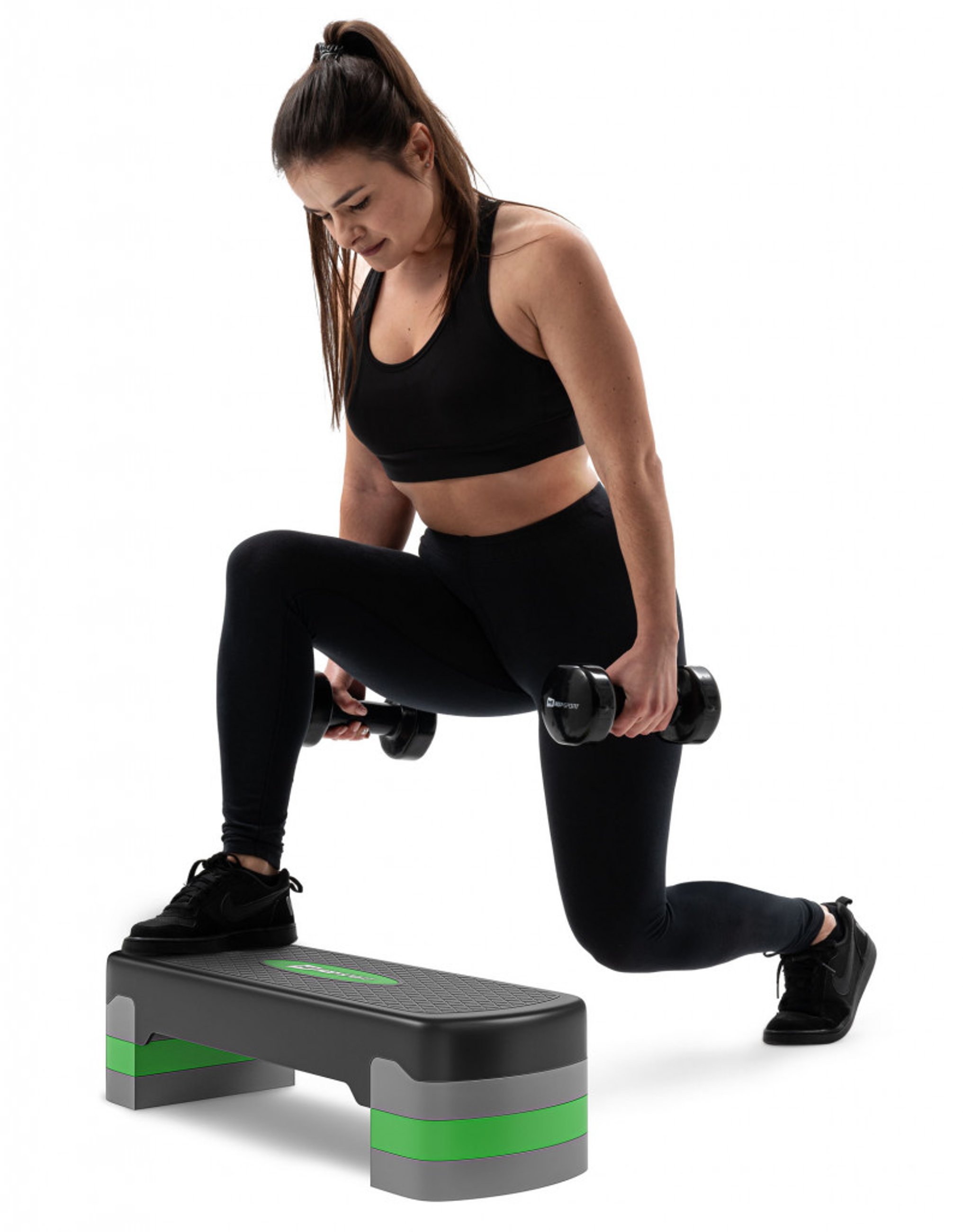 modelka ćwicząca na stepie do aerobiku marki Hop-Sport z dodatkowym obciążeniem