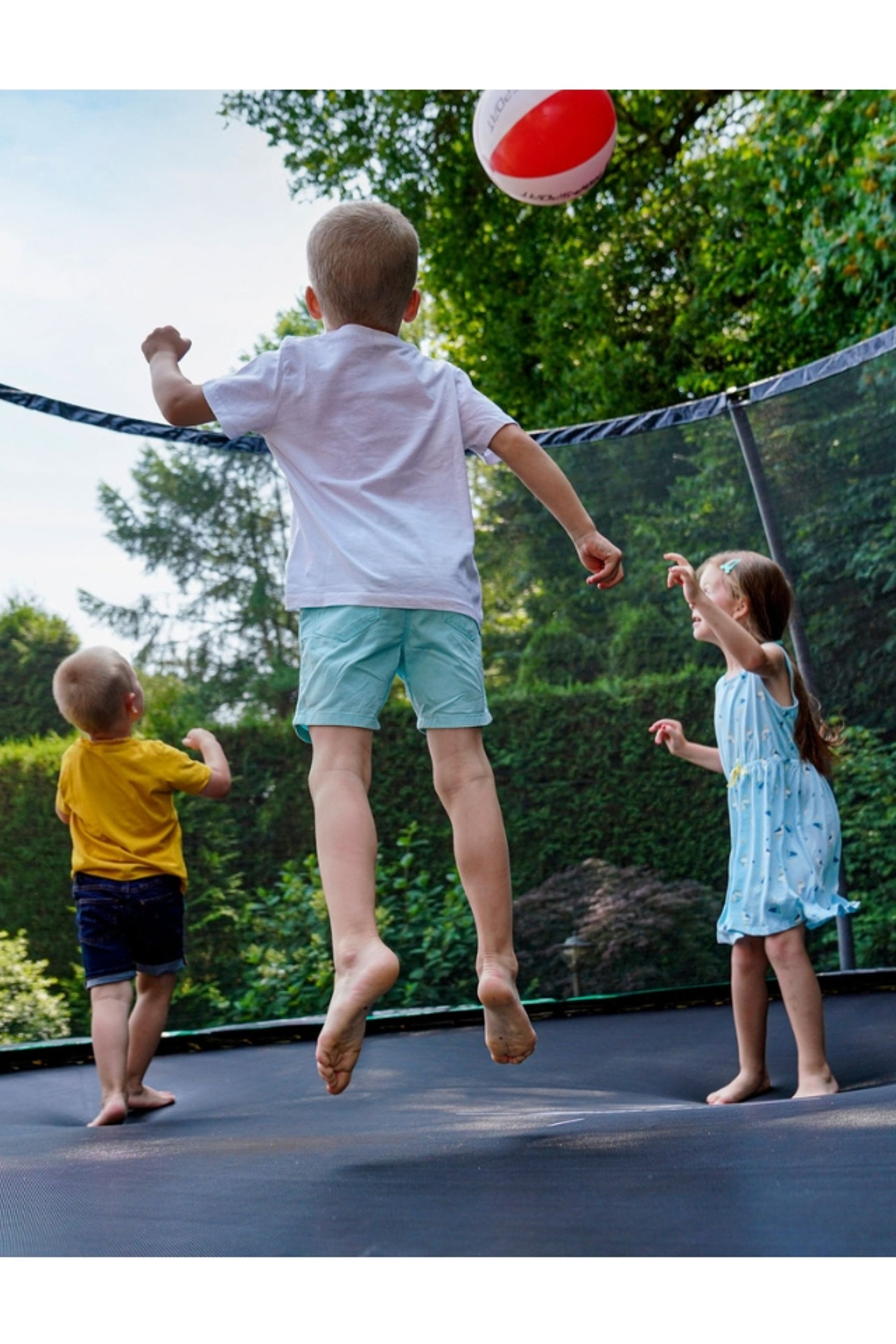 dzieci skaczące na trampolinie ogrodowej Hop-Sport