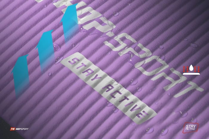 Pokazana wodoodporność maty NBR 1,5 cm w kolorze fioletowym marki Hop-sport