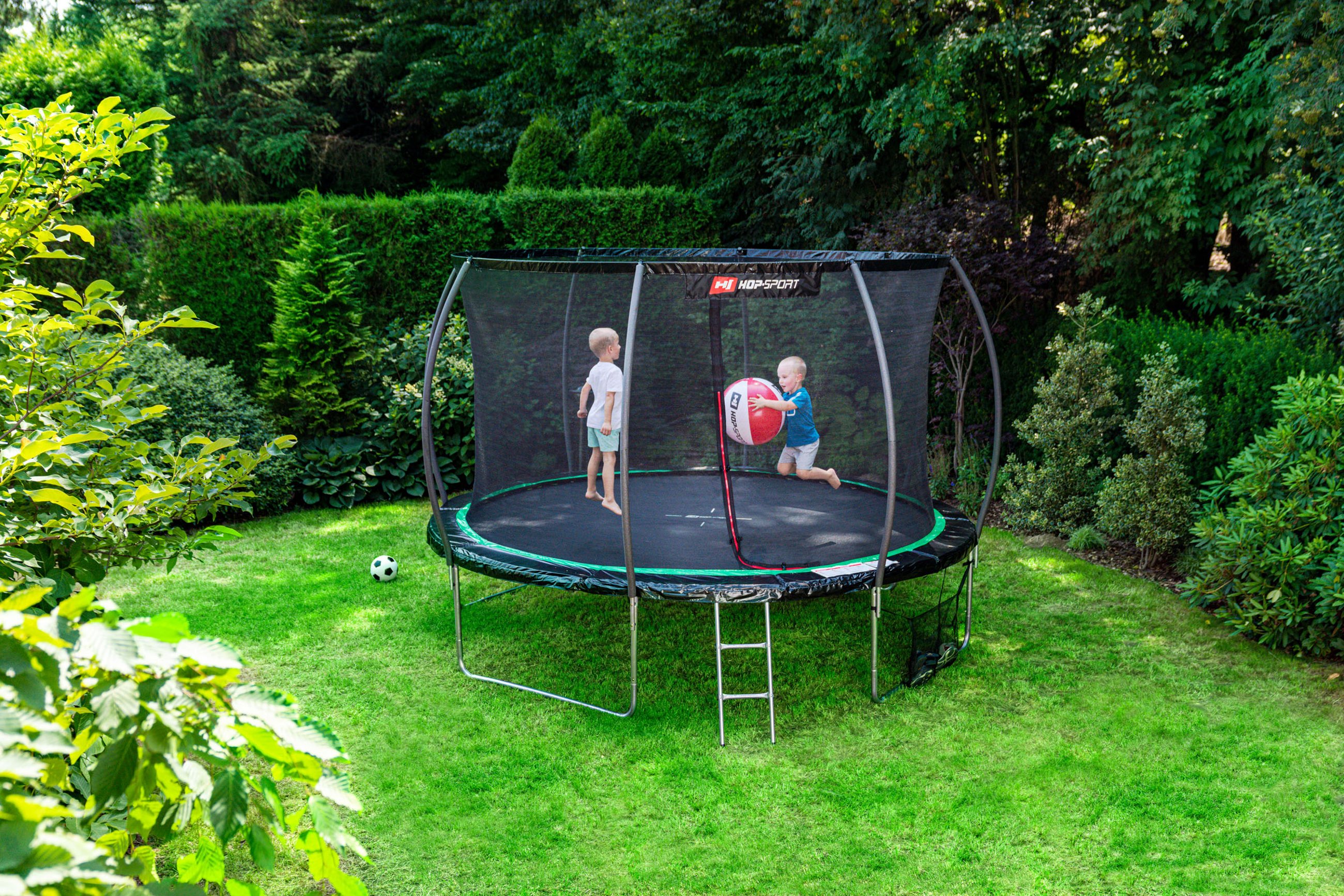 dzieci skaczące na trampolinie ogrodowej dyni Hop-Sport 