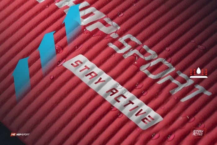 Pokazana wodoodporność maty NBR 1 cm w kolorze czerwonym marki Hop-sport
