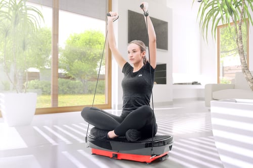 Ćwiczenia na platformie wibracyjnej – efekty, przeciwwskazania i przykładowy trening