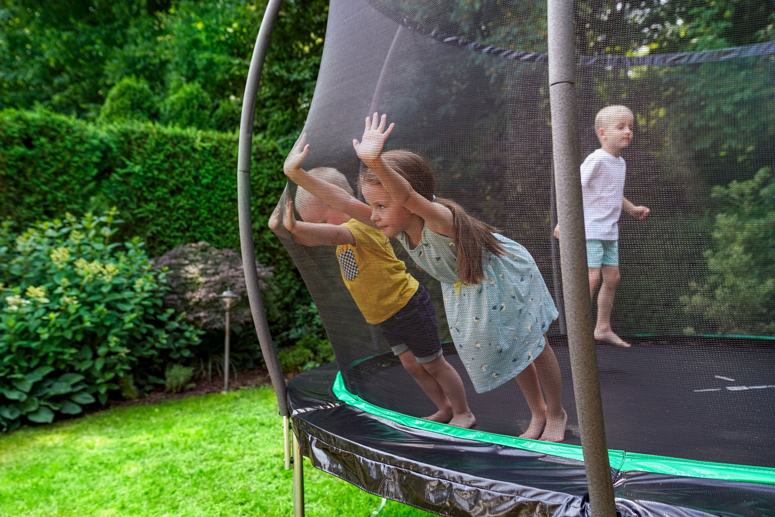 siatka zabezpieczająca w trampolinie ogrodowej Hop-Sport