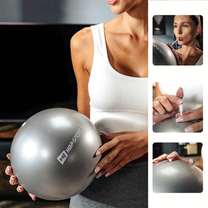 modelka ćwiczy z srebrną piłką pilates o średnicy 25cm marki Hop-Sport 