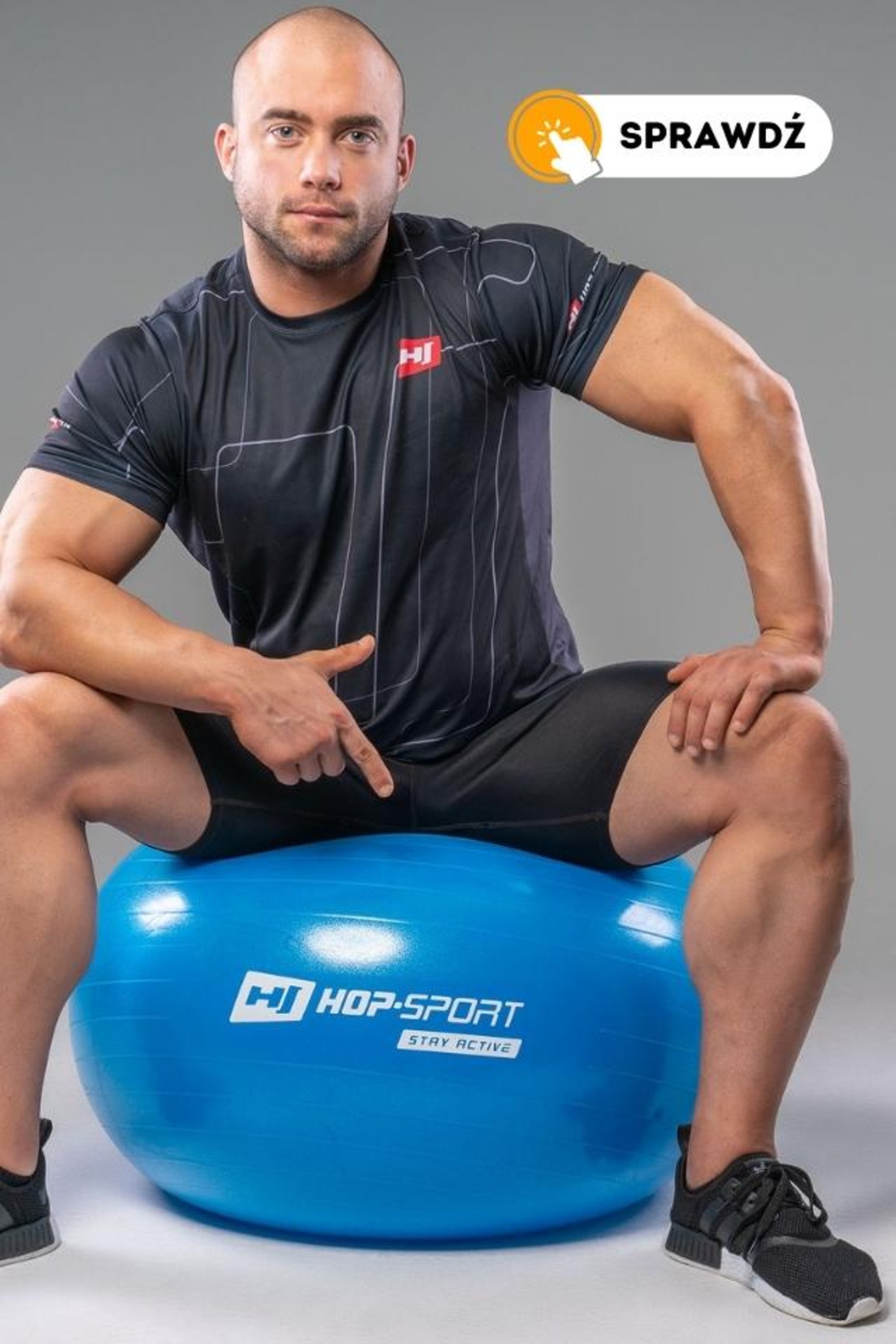 model siedzący na niebieskiej piłce gimnastycznej marki Hop-Sport