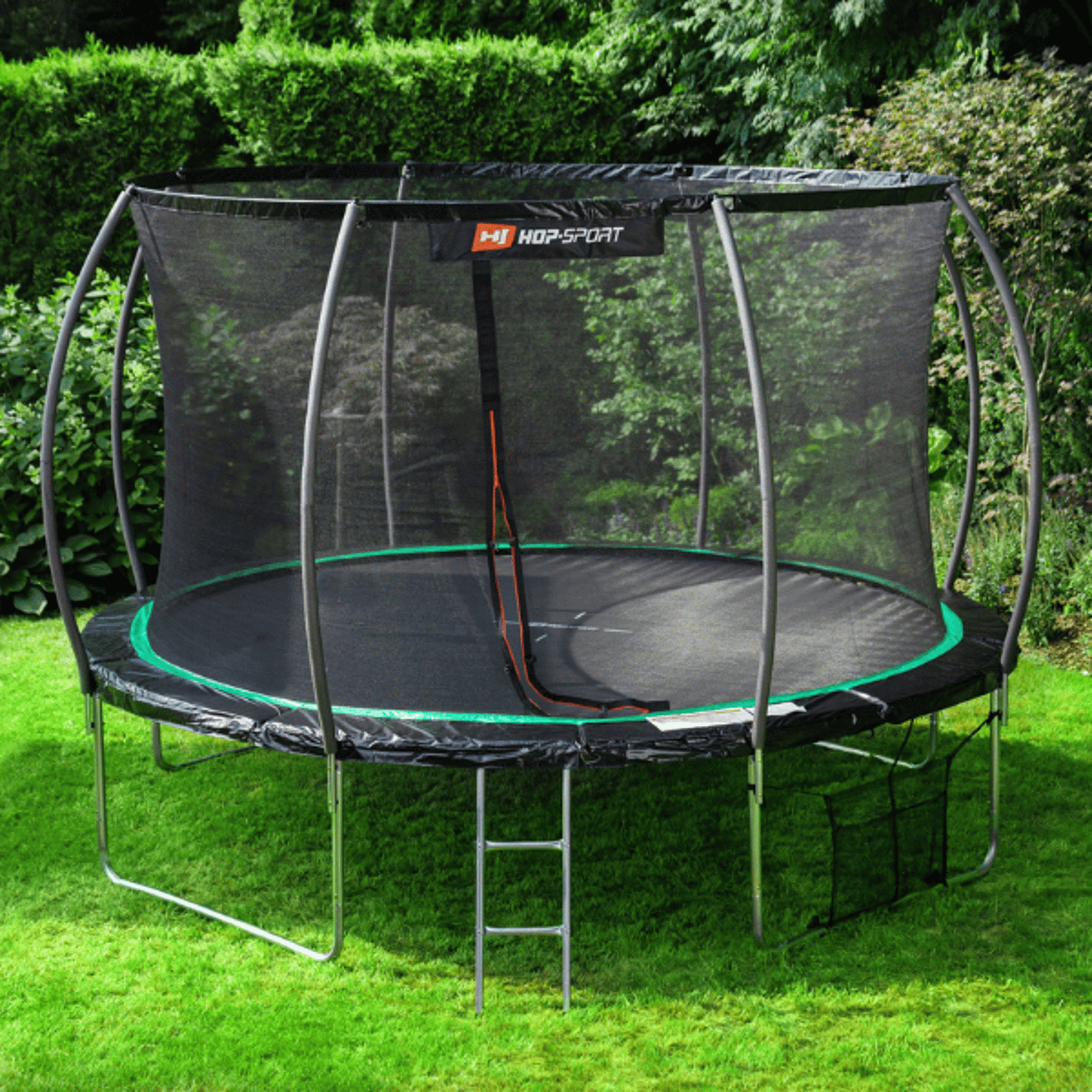 trampolina ogrodowa pumpkin Hop-Sport w ogrodzie
