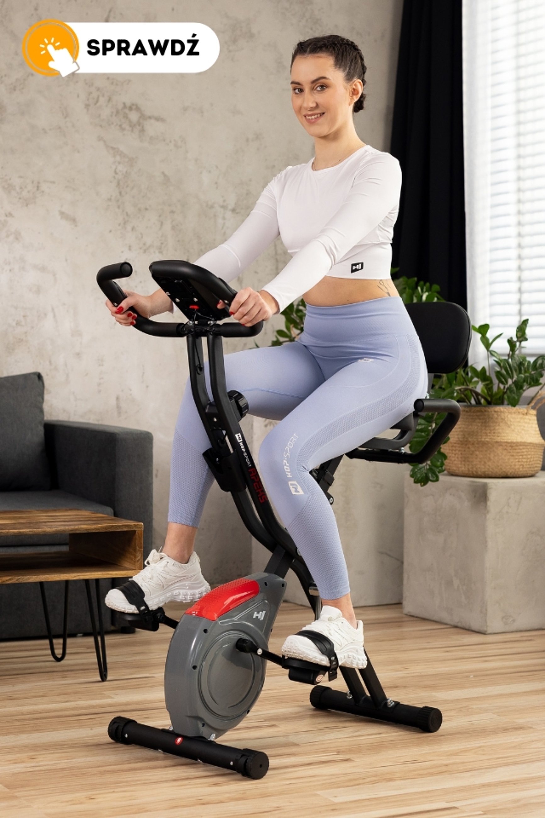 kobieta ćwicząca na rowerze treningowym składanym HS-3030X Apeks marki Hop-Sport