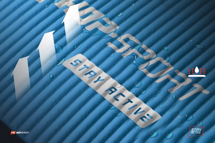 Pokazana wodoodporność maty NBR 1 cm w kolorze niebieskim marki Hop-sport