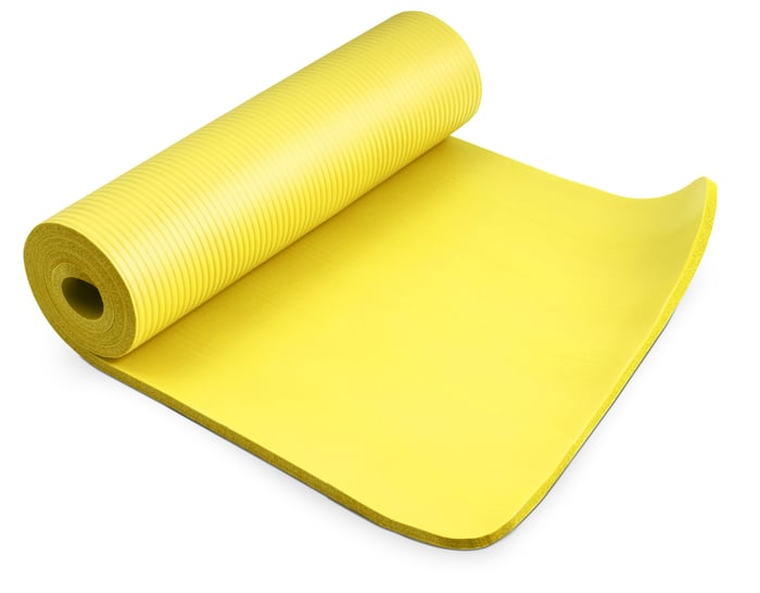 Pokazana wodoodporność maty NBR 1,5 cm w kolorze żółtym marki Hop-sport